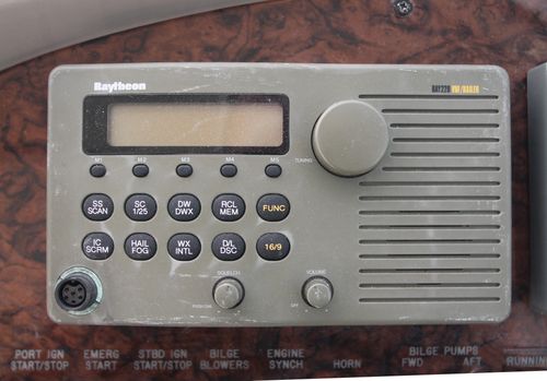 Rayrtheon Ray 220 VHF Radio